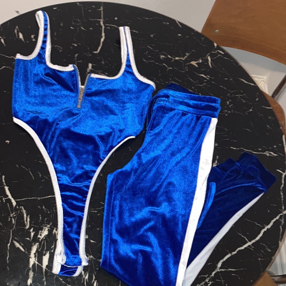 Velour 2pc - Picture 3 of 5